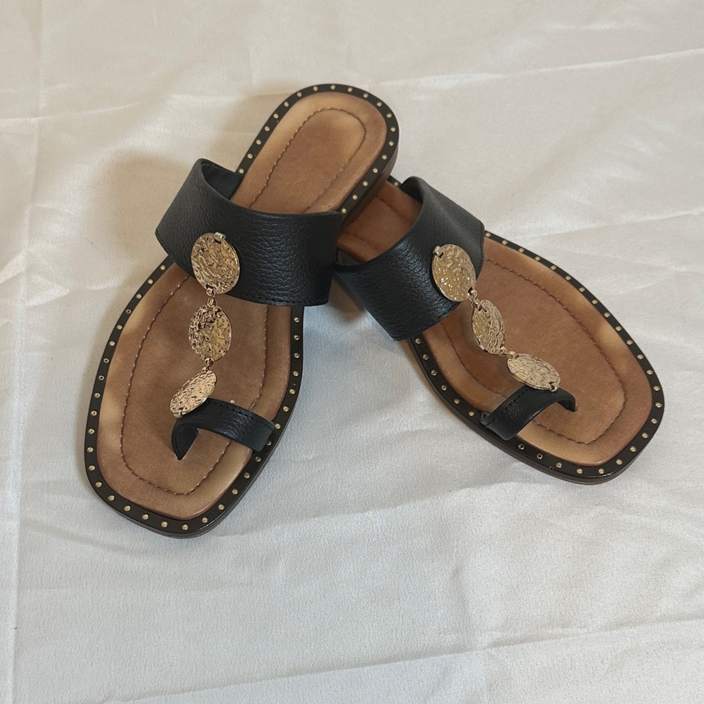 Crown Vintage size 7 Black Sandals with Gold Accents